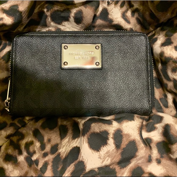 Michael Kors Handbags - like new michael kors wallet - send me an offer🥳